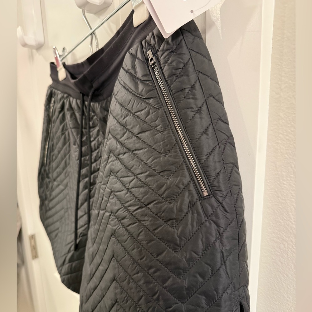 NWT Athleta Sz 10 (M) black quilted shorts - Picture 6 of 6